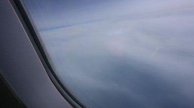 Beyaz bulutlu güzel mavi gökyüzü, uçak manzaralı pencere.