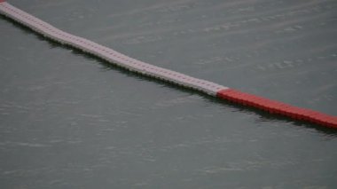 Denizde yüzen şamandıra bariyeri, akşamları su dalgası