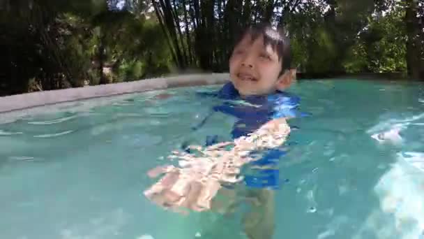 Милий Хлопчик Плаває Басейні Поверхня Води Сонячним Світлом — стокове відео