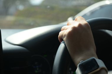 Kadın sürücü el ele tutuş direksiyon çekişli araç yolculuk yolculuğu