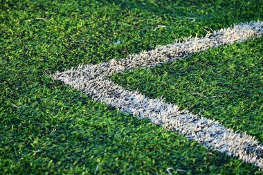 Beyaz çizgili yapay yeşil çimen futbol sahası