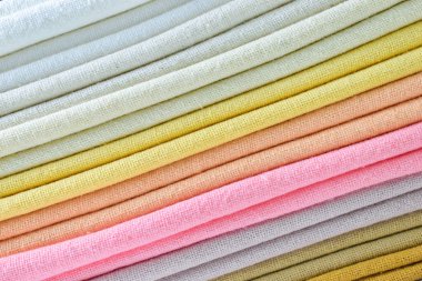 Renkli pamuklu giysiler yığını, giysi yığını.