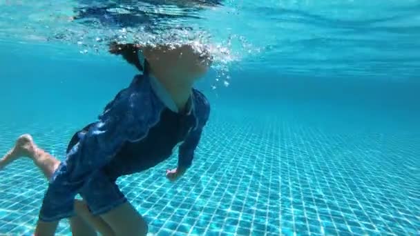 Netter Junge Schwimmt Den Pool Wasseroberfläche Mit Sonnenlicht — Stockvideo