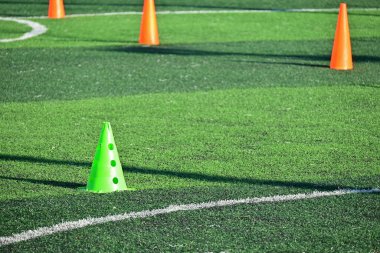 Eğitim konileri ile yapay yeşil çimen futbol sahası