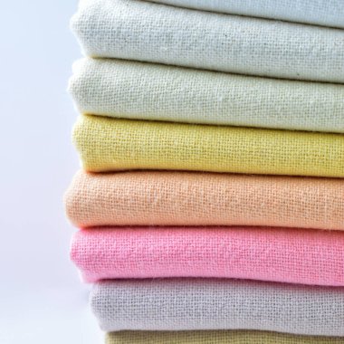 Renkli pamuklu giysiler yığını, giysi yığını.