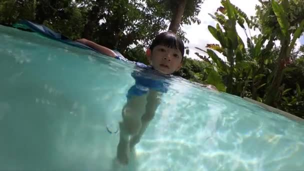 Roztomilý Chlapec Plavání Bazénu Povrch Vody Slunečním Světlem — Stock video