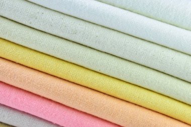 Renkli pamuklu giysiler yığını, giysi yığını.