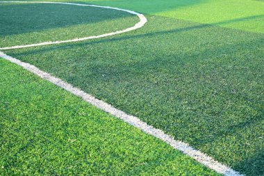 Beyaz çizgili yapay yeşil çimen futbol sahası