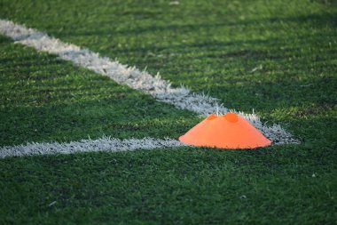 Yapay yeşil çimen çim futbol sahası futbol becerisi suni yeşil çimen çim sahası futbol ekipmanları eğitimi alan futbol sahası.