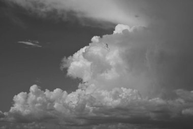 Siyah ve beyaz görüntü, yağmurlu bir günde bulutlu gökyüzü