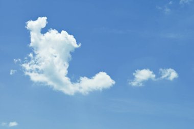 Beyaz bulutlu açık mavi gökyüzü, sabah güzel bir hava var.