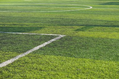 Yapay yeşil çimen çimenlik futbol sahası. Siyah plastik tanecikli.