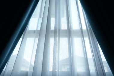 evdeki pencerenin üzerinde siyah beyaz perde, iç tasarım