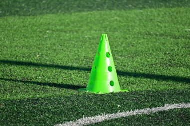 Yeşil eğitim konisiyle yapay çim futbol sahası