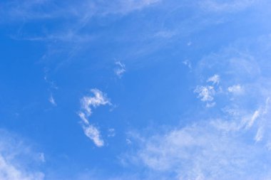 güzel mavi gökyüzü ve beyaz kabarık bulutlar sabah güneş doğarken, doğal arka plan