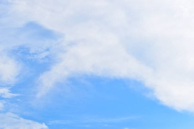 güzel mavi gökyüzü ve beyaz kabarık bulutlar sabah güneş doğarken, doğal arka plan