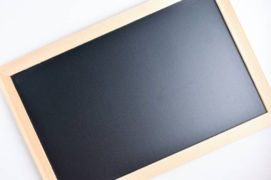 Beyaz arkaplanda izole edilmiş parlayan karatahta dokusu