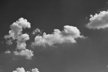 siyah ve beyaz görüntü, bulutlu gökyüzü