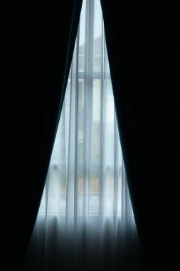 evdeki pencerenin üzerinde siyah beyaz perde, iç tasarım