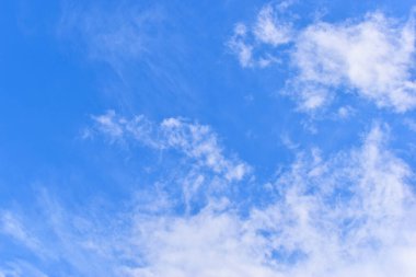 güzel mavi gökyüzü ve beyaz kabarık bulutlar sabah güneş doğarken, doğal arka plan