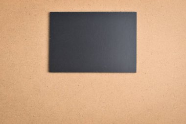 Kahverengi ahşap arkaplanda boş siyah defter