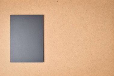 Kahverengi ahşap arkaplanda boş siyah defter