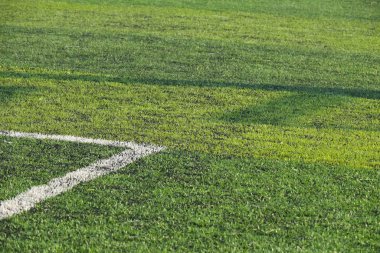 Yapay yeşil çimen çimenlik futbol sahası. Siyah plastik tanecikli.