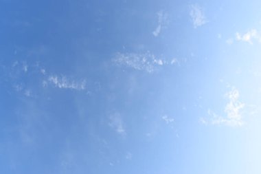 güzel mavi gökyüzü ve beyaz kabarık bulutlar sabah güneş doğarken, doğal arka plan