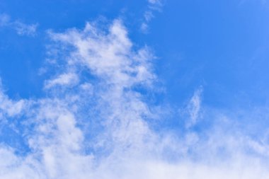 güzel mavi gökyüzü ve beyaz kabarık bulutlar sabah güneş doğarken, doğal arka plan