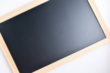 Beyaz arkaplanda izole edilmiş parlayan karatahta dokusu