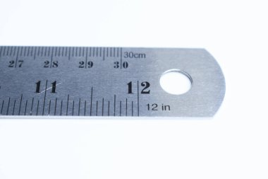 Metal cetvel beyaz arkaplanda izole edildi, eğitim için nesne