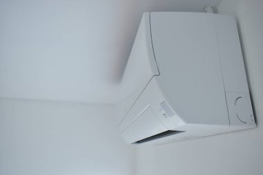 Beyaz klima duvarda, elektrik nesnesi evde.