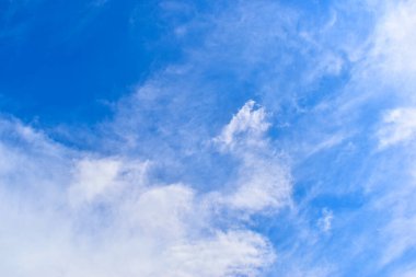 güzel mavi gökyüzü ve beyaz kabarık bulutlar sabah güneş doğarken, doğal arka plan