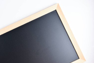 Beyaz arkaplanda izole edilmiş parlayan karatahta dokusu