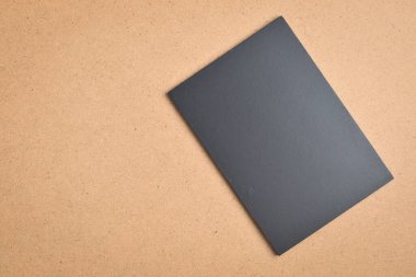 Kahverengi ahşap arkaplanda boş siyah defter