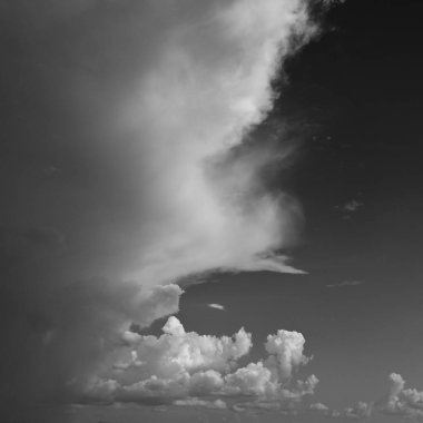 Siyah ve beyaz görüntü, yağmurlu bir günde bulutlu gökyüzü