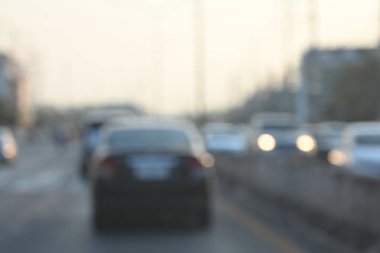 Karayolu trafiği asfaltta güvenlik bariyeri, bulanık görüntü