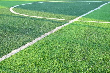 Beyaz çizgili yapay yeşil çimen futbol sahası