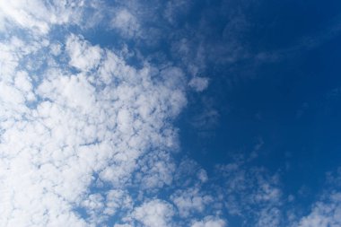 güzel mavi gökyüzü ve beyaz kabarık bulutlar sabah güneş doğarken, doğal arka plan