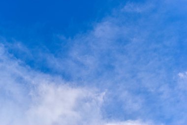 güzel mavi gökyüzü ve beyaz kabarık bulutlar sabah güneş doğarken, doğal arka plan