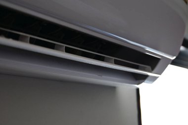 Beyaz klima duvarda, elektrik nesnesi evde.