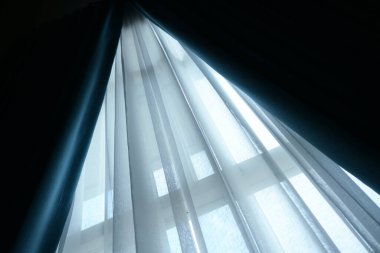 evdeki pencerenin üzerinde siyah beyaz perde, iç tasarım