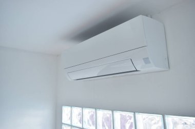 Beyaz klima duvarda, elektrik nesnesi evde.
