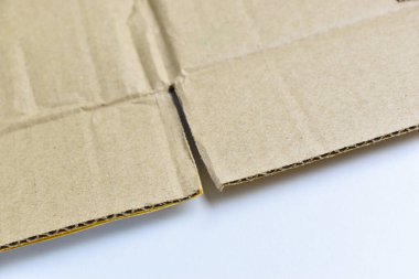 Beyaz arkaplanda kahverengi karton kutu dokusu