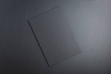 Parlak siyah arkaplanda boş siyah defter