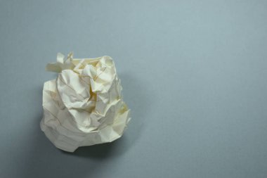Gri arkaplan üzerine yuvarlak yumru kağıt, kullanılan kağıt geri dönüşümü