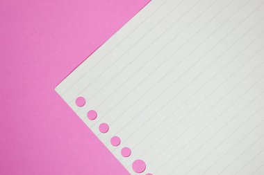Pembe arka planda çizgi kağıt dokusu, boş sayfa defteri