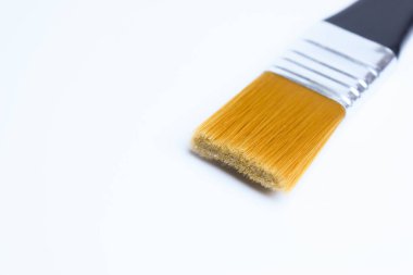 Beyaz arkaplanda izole edilmiş tek bir boya fırçası, sanat çalışması için nesne