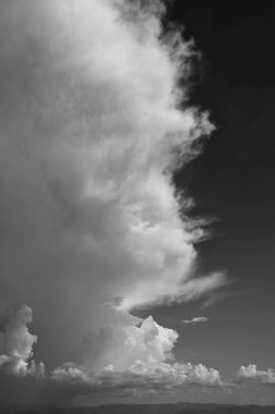 Siyah ve beyaz görüntü, yağmurlu bir günde bulutlu gökyüzü