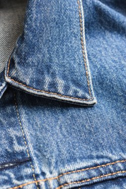 Mavi kot gömlek desenli yaka, kot tarzı.